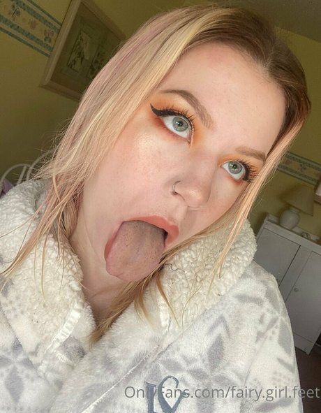 Naakte gelekte OnlyFans-foto van Fairygirlfeet