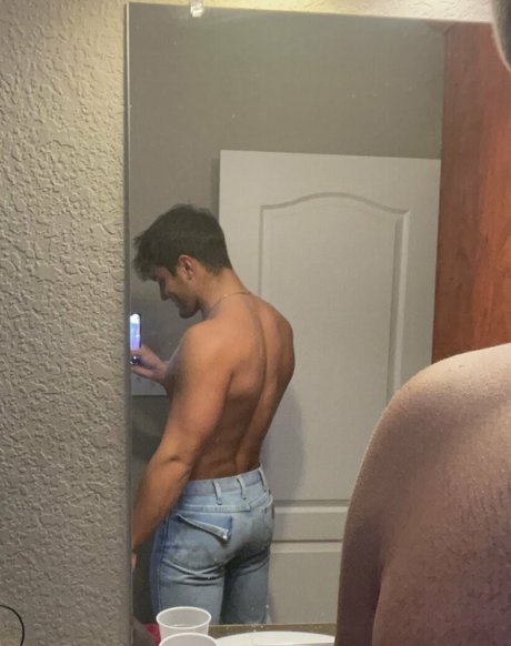 Naakte gelekte OnlyFans-foto van Jfit98
