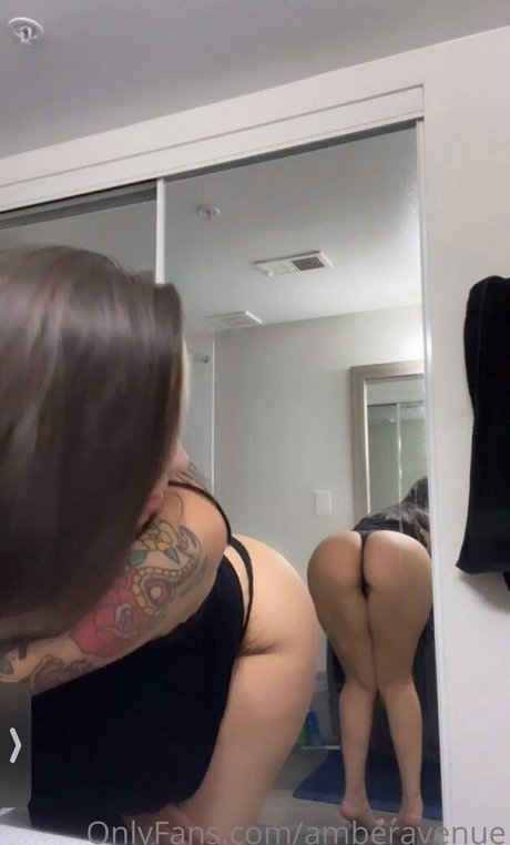 Naakte gelekte OnlyFans-foto van Amberavenue