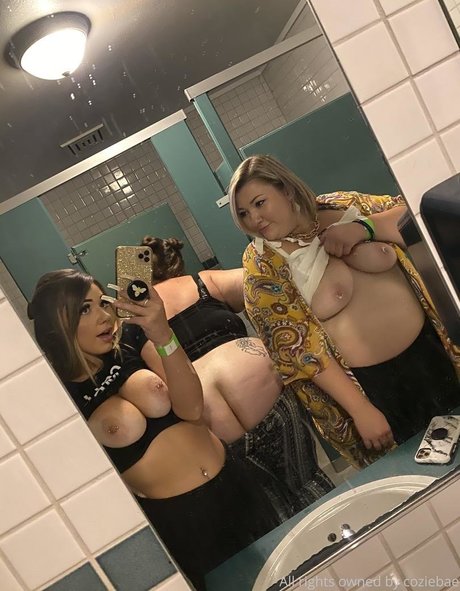 Naakte gelekte OnlyFans-foto van Coziebae