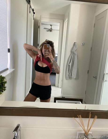 Naakte gelekte OnlyFans-foto van Elitaopsfree