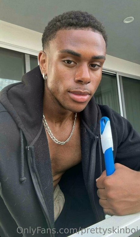 Naakte gelekte OnlyFans-foto van Prettyskinboi