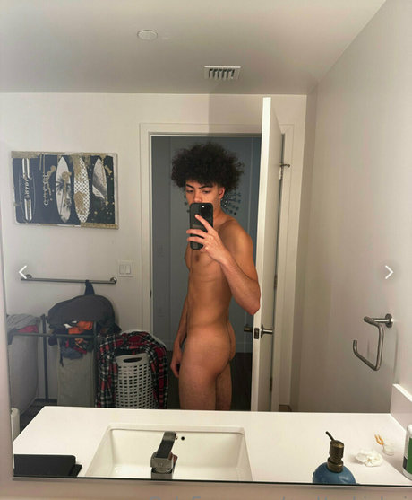 Naakte gelekte OnlyFans-foto van Prettyskinboi