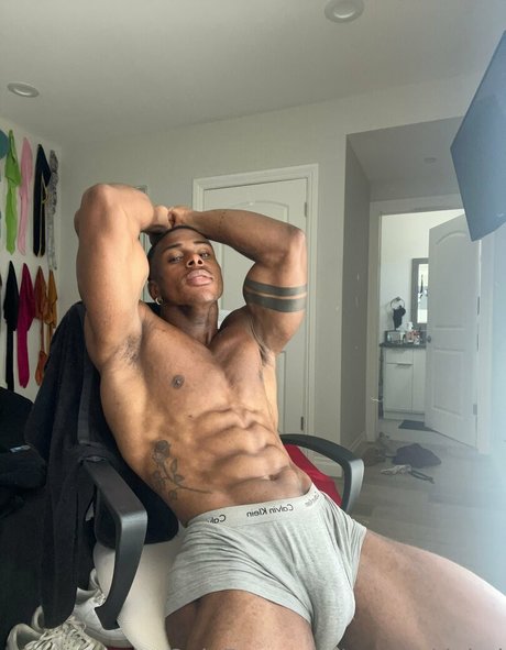 Naakte gelekte OnlyFans-foto van Prettyskinboi