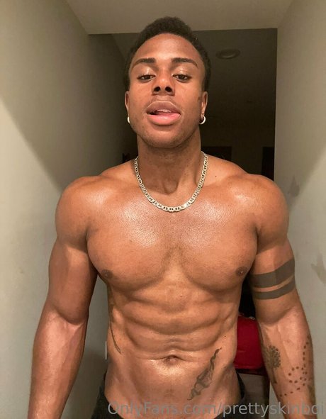 Naakte gelekte OnlyFans-foto van Prettyskinboi