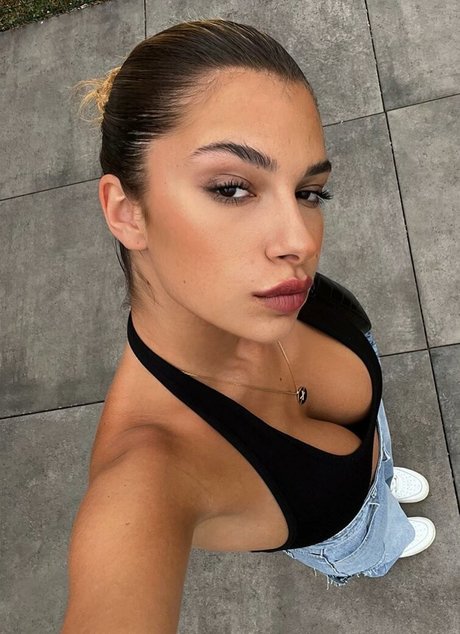 Naakte gelekte OnlyFans-foto van Emmy Tifrit