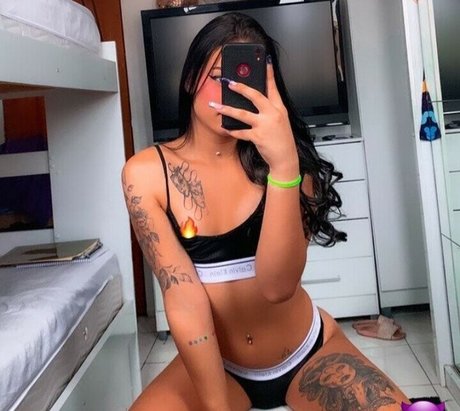 Naakte gelekte OnlyFans-foto van Pietra Ardivino