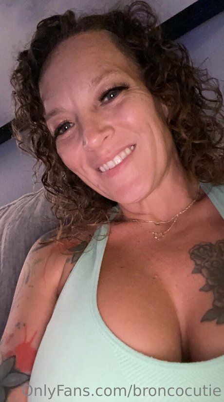 Naakte gelekte OnlyFans-foto van Broncocutie