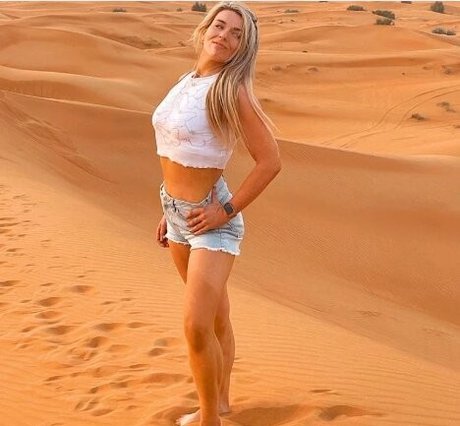 Naakte gelekte OnlyFans-foto van Session Moth Martina