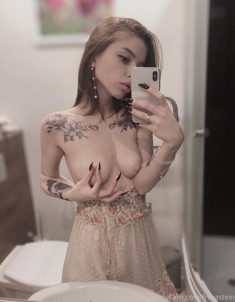 Naakte gelekte OnlyFans-foto van Freyastein