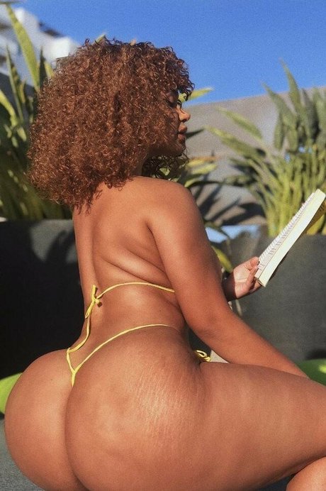 Naakte gelekte OnlyFans-foto van Carmela Habibi