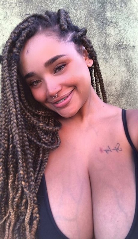 Naakte gelekte OnlyFans-foto van Nanah Rodrigues