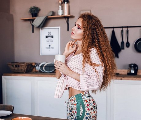 Naakte gelekte OnlyFans-foto van Batty Red Hair