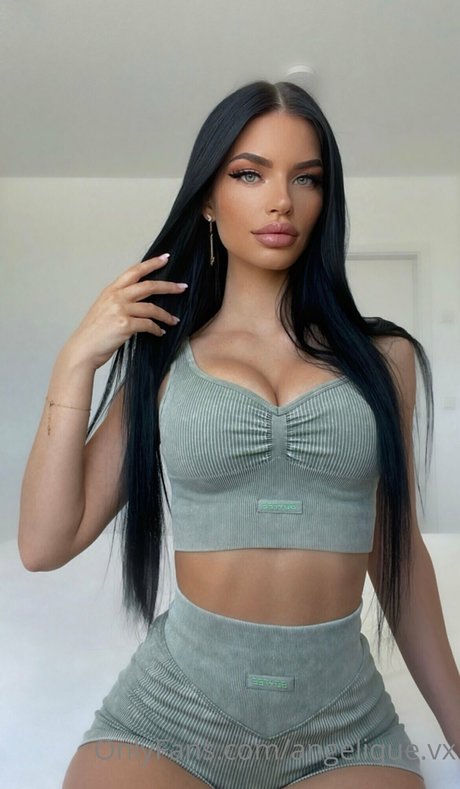 Naakte gelekte OnlyFans-foto van Angelique