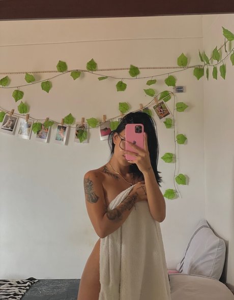 Naakte gelekte OnlyFans-foto van Manuela Valenzuelaaa