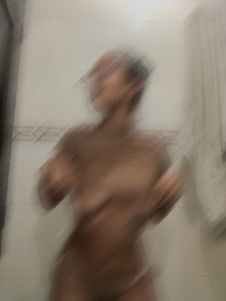 Naakte gelekte OnlyFans-foto van Manuela Valenzuelaaa