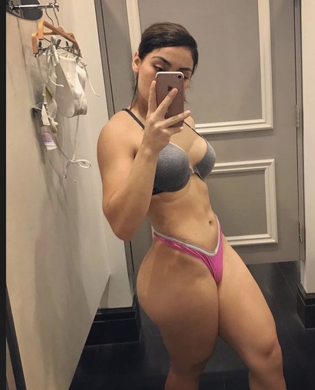 Naakte gelekte OnlyFans-foto van Perla Jasmin