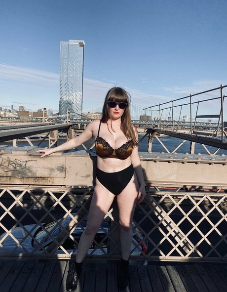 Naakte gelekte OnlyFans-foto van Loisplz