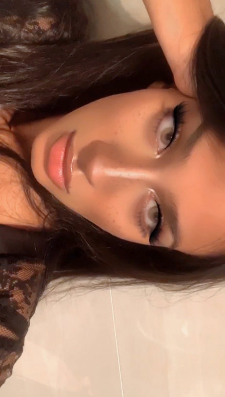 Naakte gelekte OnlyFans-foto van Caramelcandyxxx
