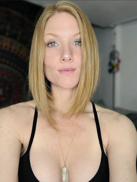 Naakte gelekte OnlyFans-foto van Akgingersnaps