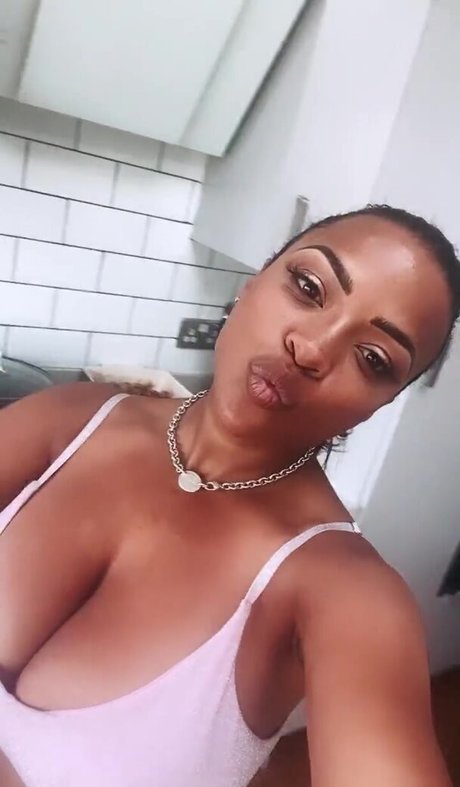 Naakte gelekte OnlyFans-foto van Ruby Summers