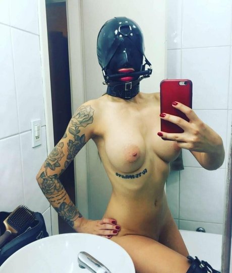 Naakte gelekte OnlyFans-foto van Mistress Tts