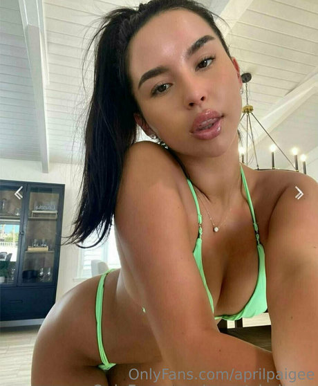 Naakte gelekte OnlyFans-foto van Aprilpaigee