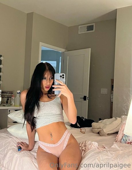 Naakte gelekte OnlyFans-foto van Aprilpaigee