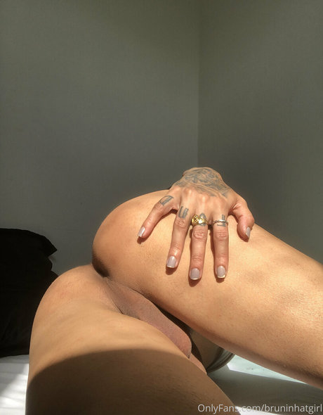 Naakte gelekte OnlyFans-foto van Bruninhatgirl