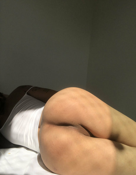 Naakte gelekte OnlyFans-foto van Bruninhatgirl