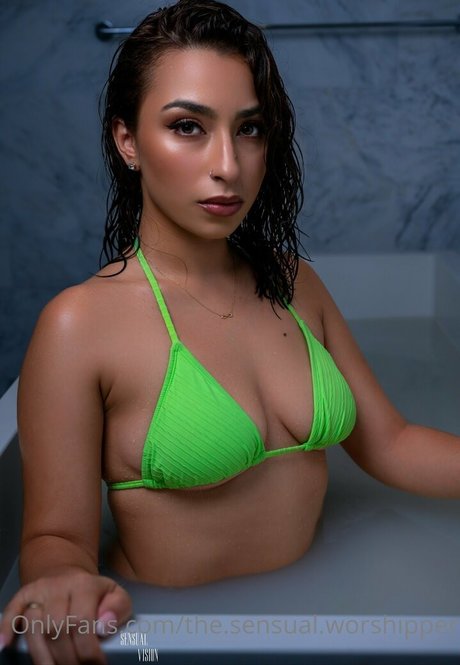 Naakte gelekte OnlyFans-foto van Thesensualworshipper