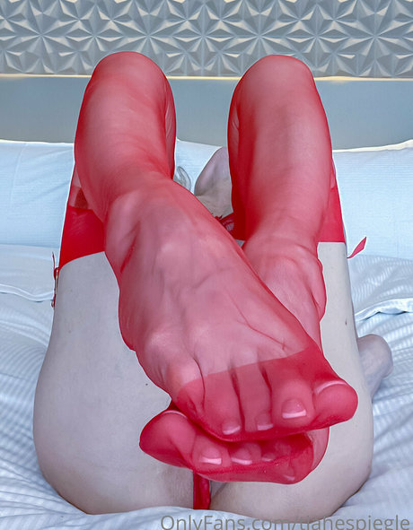 Naakte gelekte OnlyFans-foto van Tiahespiegle