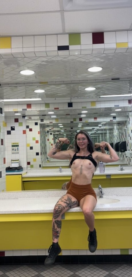 Naakte gelekte OnlyFans-foto van Sophie Mcardi