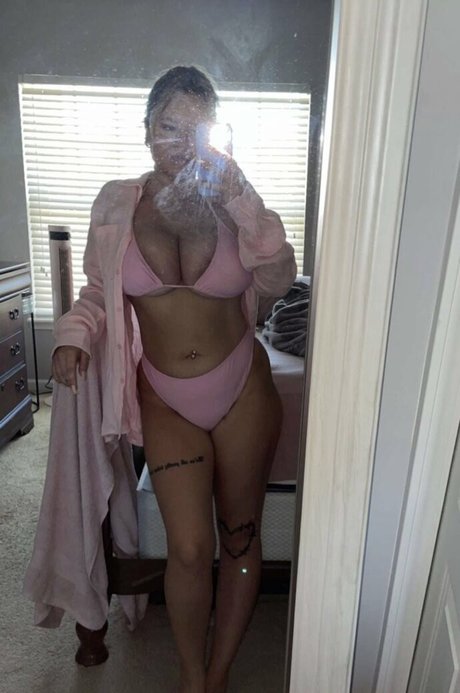 Naakte gelekte OnlyFans-foto van Emilychannel