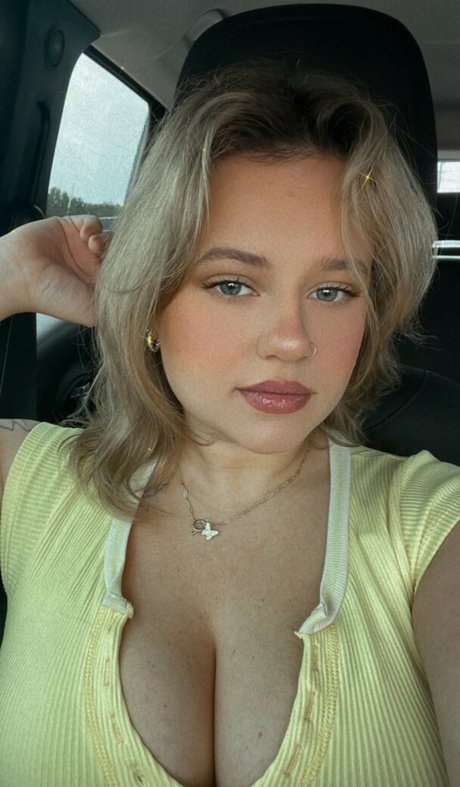 Naakte gelekte OnlyFans-foto van Emilychannel