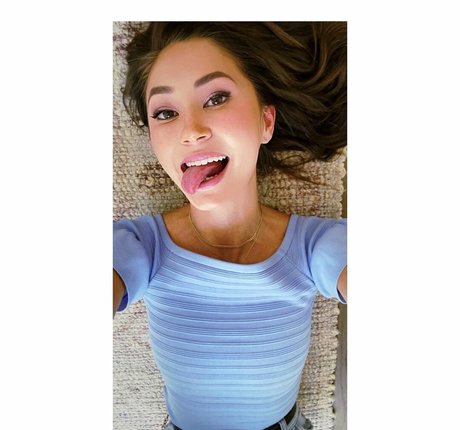 Naakte gelekte OnlyFans-foto van Kimiko Glenn