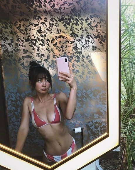 Naakte gelekte OnlyFans-foto van Kimiko Glenn