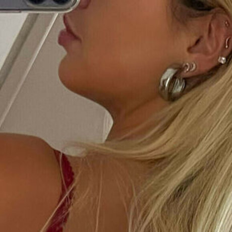 Naakte gelekte OnlyFans-foto van Katypeach