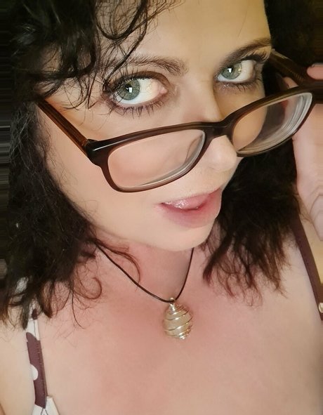 Naakte gelekte OnlyFans-foto van Maturebustymom