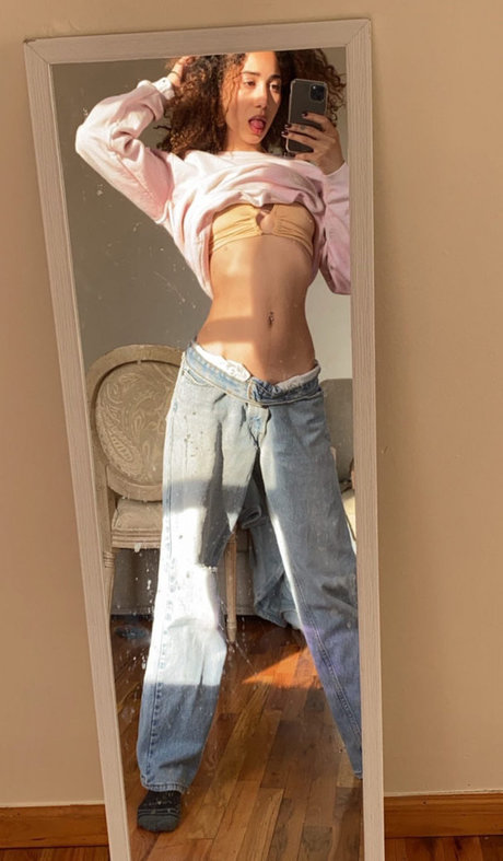 Naakte gelekte OnlyFans-foto van Xulanichristine