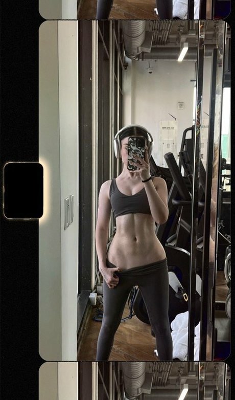 Naakte gelekte OnlyFans-foto van Emmanorton