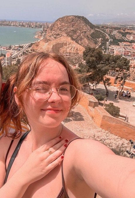 Naakte gelekte OnlyFans-foto van Laura Anne