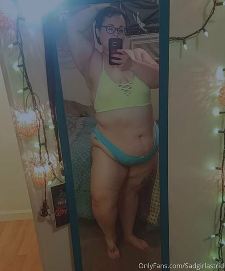 Naakte gelekte OnlyFans-foto van Sadgirlastridsfree