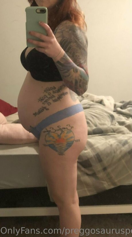 Naakte gelekte OnlyFans-foto van Preggosauruspeach
