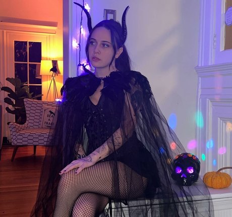 Naakte gelekte OnlyFans-foto van Bea Miller
