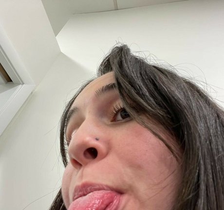 Naakte gelekte OnlyFans-foto van Bea Miller