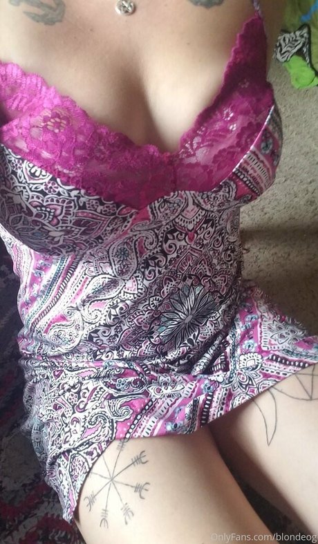 Naakte gelekte OnlyFans-foto van Blondeog