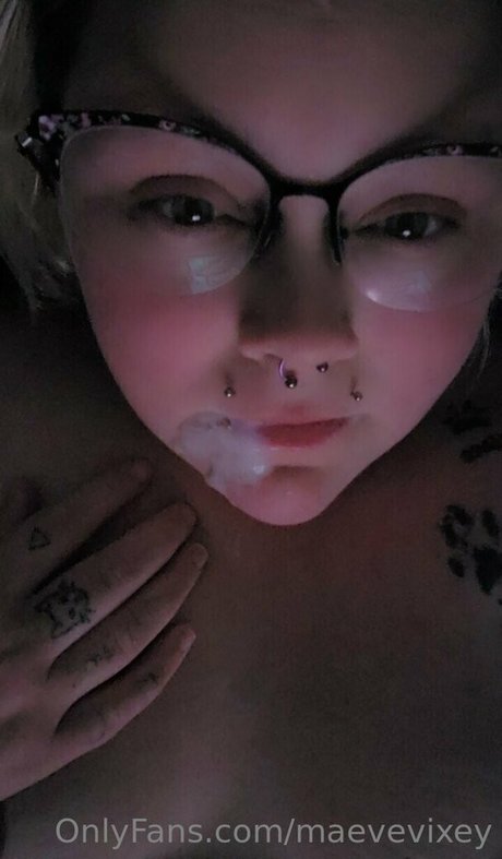 Naakte gelekte OnlyFans-foto van Maevevixey