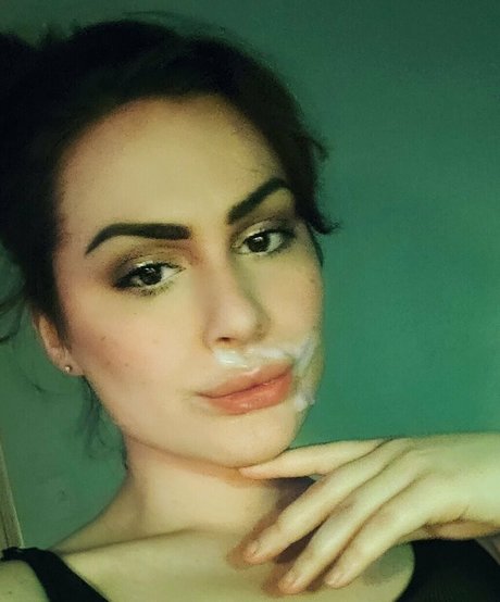 Naakte gelekte OnlyFans-foto van Rana Katana