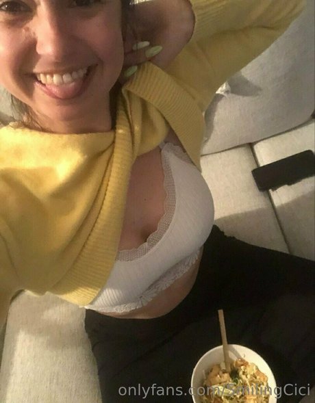 Naakte gelekte OnlyFans-foto van Smilingcici